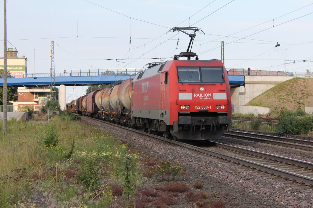 DB 152 088-1 mit Gemischten Gterzug am 27.07.2011 durch fhrt den Bahnhof Tostedt.