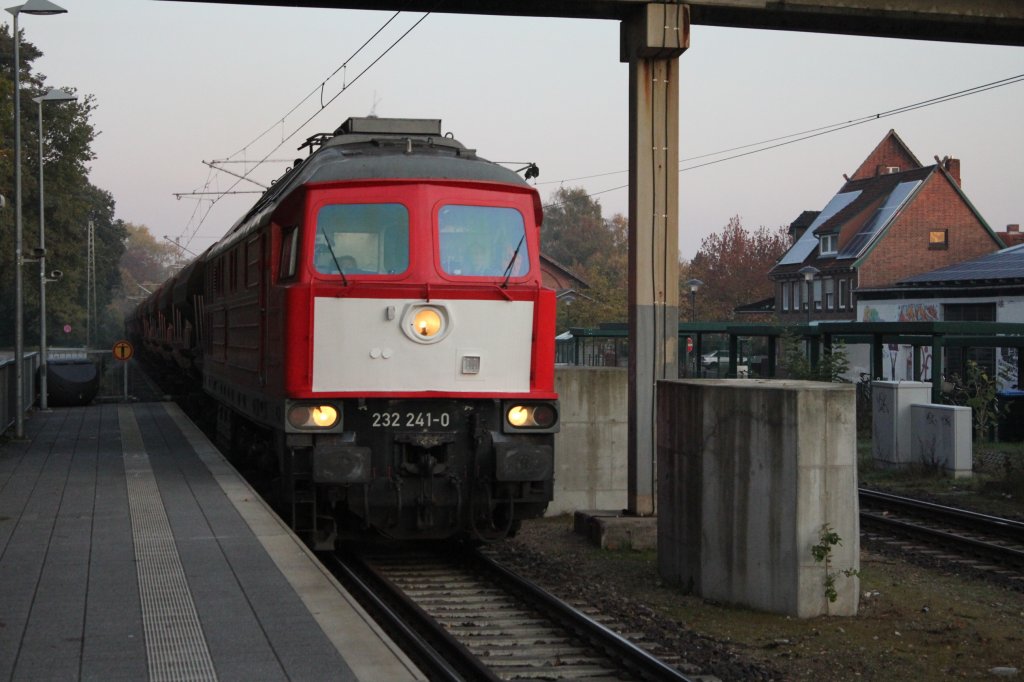DB 232 241-0 mit Schotterwagen aus Stade am 22.10.2011 in Horneburg bei der Durchfahrt.