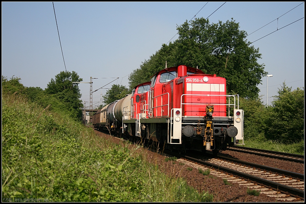 DB 294 958-4 und Schwesterlok mit gemischten Güterzug für die Übergabe (gesehen Lehrte-Ahlten b. Hannover 24.06.2010)