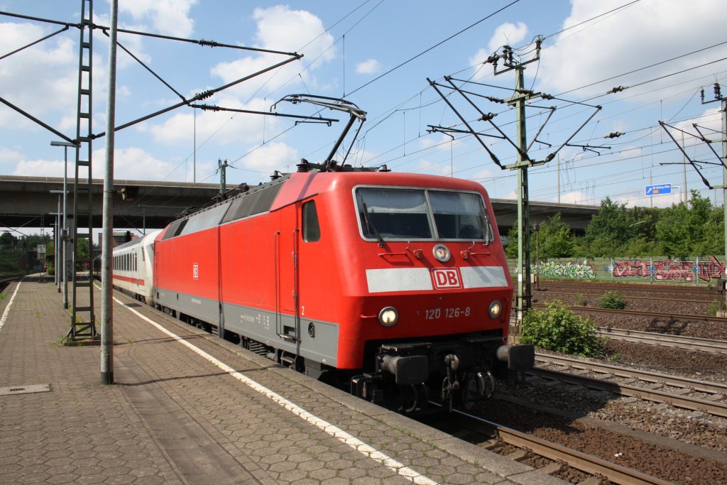 DB BR 120 126-8 mit Ihrem IC in Hamburg Harburg Gleis 5 am 11.06.2011