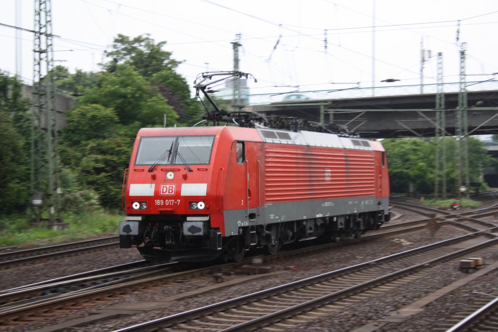 DB BR 189 017-7 am 11.06.2011 in Hamburg Harburg bei der Durchfahrt auf Gleis 7 .