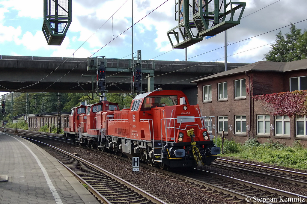 DB Gravita 261 035-0 in Hamburg-Harburg. Als Wagenloks die 362 892-2 & 363 810-3. 01.09.2011