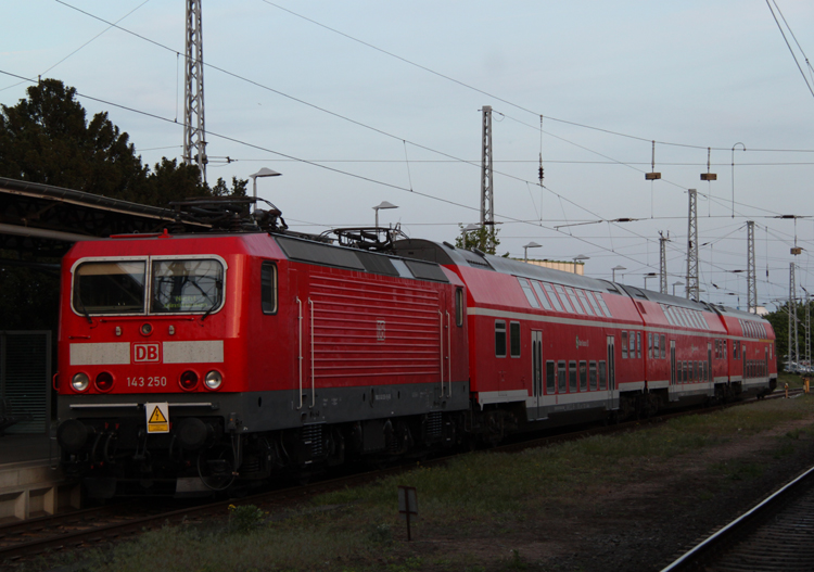 DB Regio 143 250-9 hat dazu entschieden die Nacht mit ihrem S-Bahnzug in Warnemnde zu verbringen.(09.05.2011)