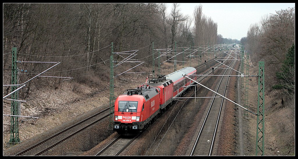 DB Regio 182 005-9 mit Wagenlok DB 143 947-0 im S-Bahnergnzungsverkehr als RB13 Berlin Hbf (gesehen Berlin Westend, Frstenbrunner Brcke am 19.03.2010)