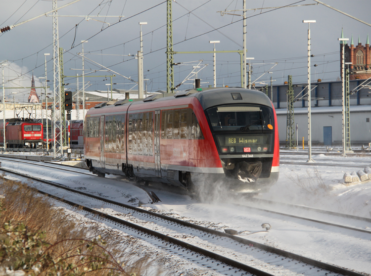 DB-Regio 642 048 als RE8 von Tessin nach Wismar bei der Einfahrt im Rostocker Hbf.09.02.2012