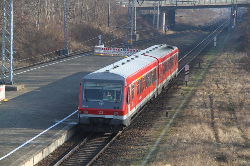 DB-Regio 928 656 als Leerfahrt von Rostock Hbf nach Schwerin/Lbeck via Rostock-Seehafen bei der Durchfahrt in Rostock-Kassebohm.24.03.2012