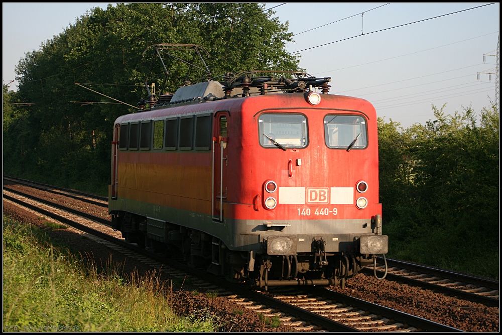 DB Schenker 140 440-9 in der Morgensonne Richtung Lehrte (gesehen Lehrte-Ahlten b. Hannover 24.06.2010)
<br><br>
- Update: ++ 30.10.2014 bei Fa. Scholz, Espenhain