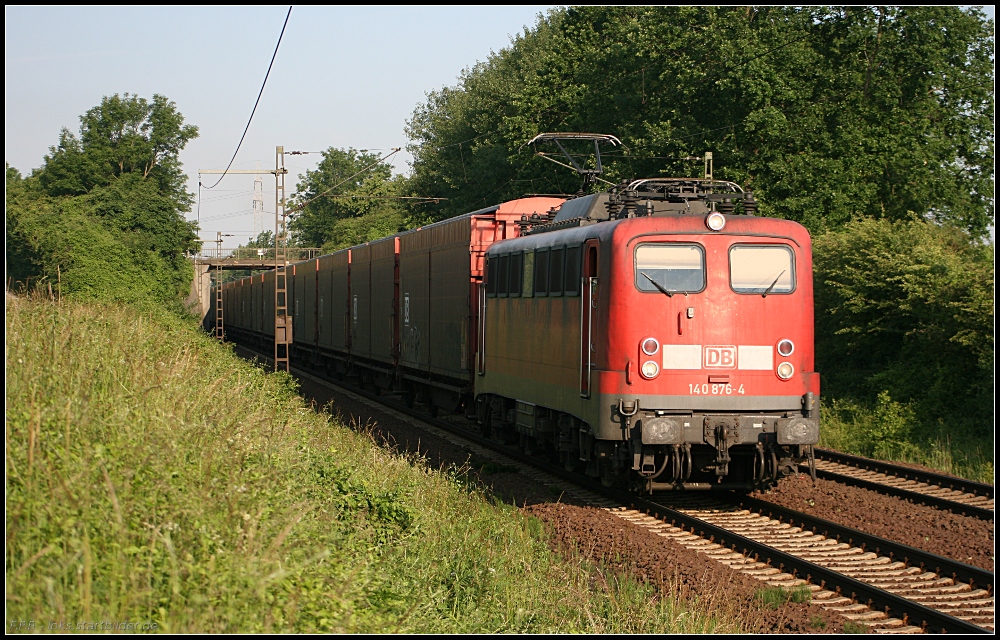 DB Schenker 140 876-4 und DB-Gterwagen (gesehen Lehrte-Ahlten b. Hannover 24.06.2010 )
<br><br>
- Update: am 27.10.2010 z-gestellt, 11/2011: Verkauf an EGP