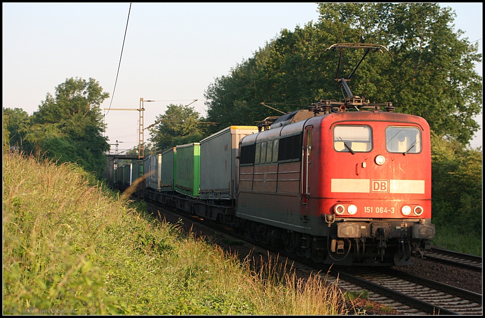 DB Schenker 151 064-3 mit Aufliegern Richtung Lehrte (gesehen Lehrte-Ahlten b. Hannover 24.06.2010)