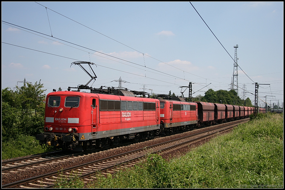 DB Schenker 151 101-3 mit Schwesterlok in Traktion und einem Kohlezug (gesehen Lehrte-Ahlten b. Hannover 24.06.2010)