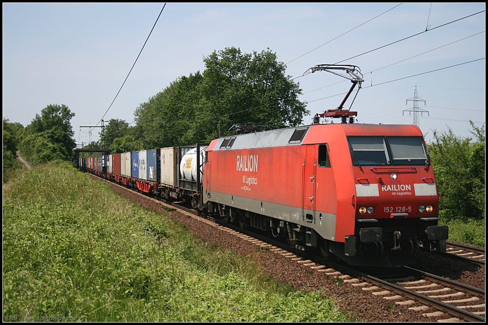 DB Schenker 152 128-5 und Containerzug (gesehen Lehrte-Ahlten b. Hannover 24.06.2010)