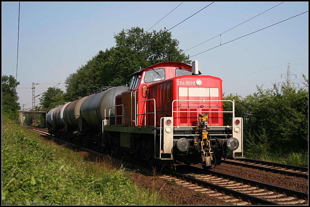 DB Schenker 294 951-9 mit einer Übergabe Richtung Lehrte unterwegs (gesehen Lehrte-Ahlten b. Hannover 24.06.2010)