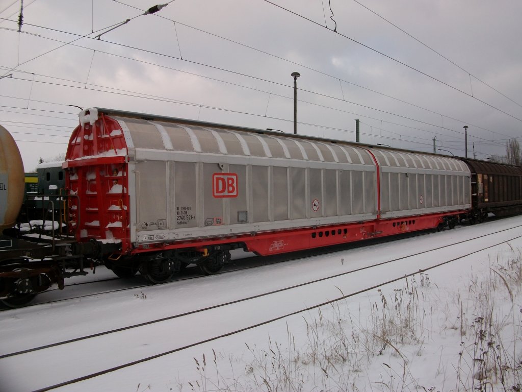DB-Schiebewandwagen in der bergabe Stralsund-Mukran am 01.Dezember 2010 beim Halt in Bergen/Rgen.