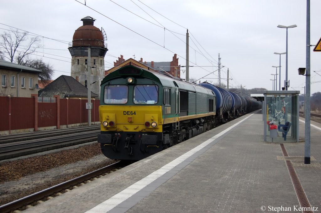 DE 64 (266 064-5) HGK mit Dieselkraftstoff oder Gasl oder Heizl (leicht) Kesselzug in Rathenow in Richtung Stendal unterwegs. 25.03.2011