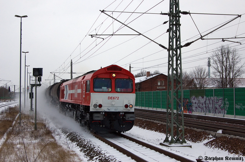 DE672 (266 072-8) HGK - Hfen und Gterverkehr Kln AG mit einem Kesselzug in Rathenow in Richtung Wustermark unterwegs. Netten Gru an den Tf! 09.02.2012