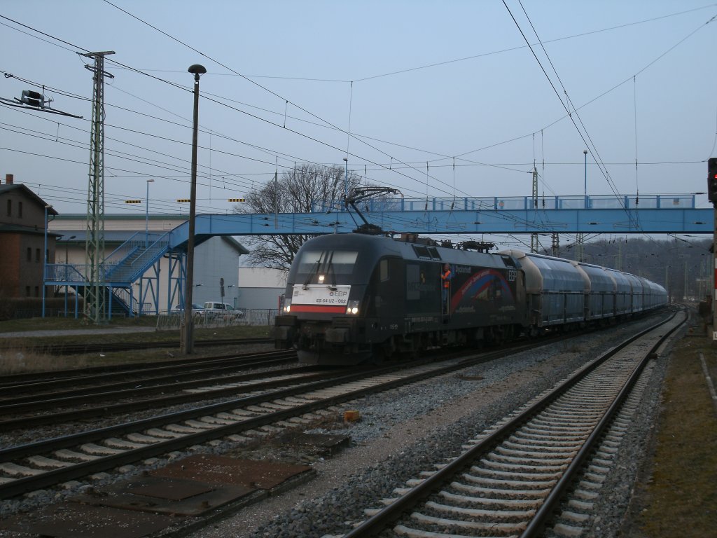 Der EGP Taurus ES64U2-002 erreicht mit dem Kreidezug von Klementelvitz,am 16.Mrz 2012,Bergen/Rgen.