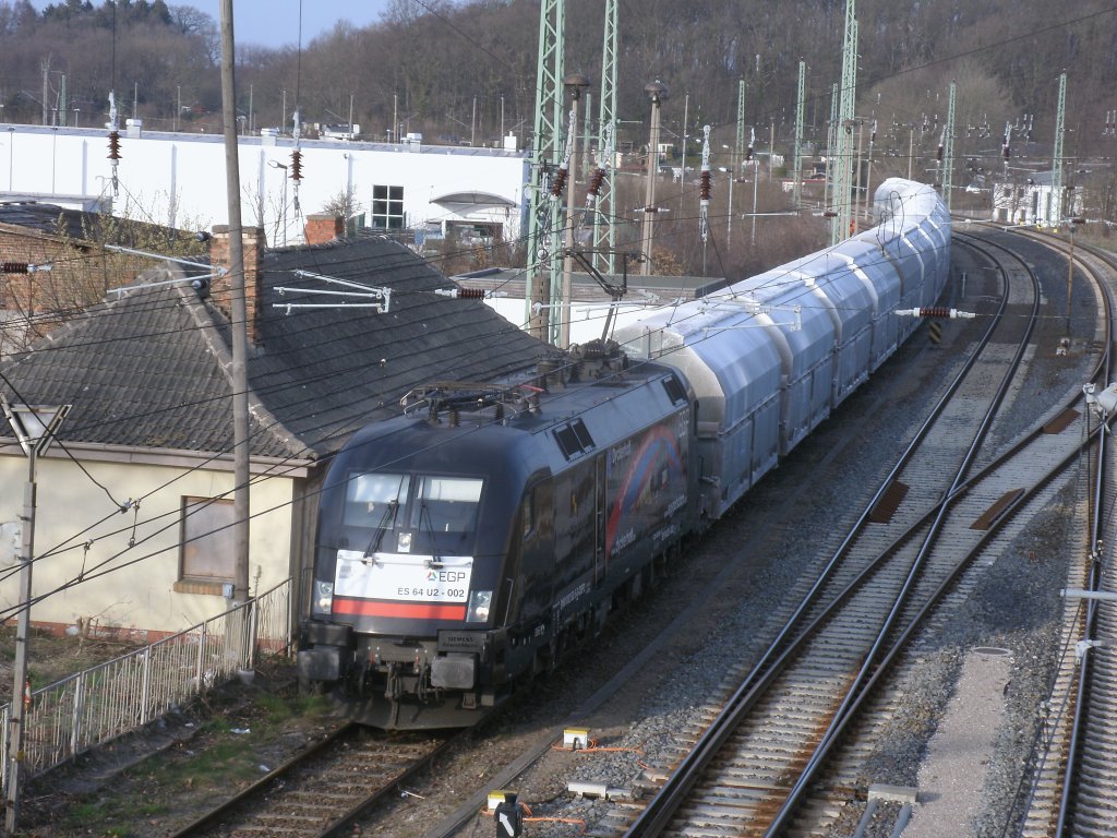 Der EGP Taurus ES64U2-002 rangierte,am 28.Mrz 2012,neben dem alten Kleinbahnhof in Bergen/Rgen.Aufnahme von der Fussgngerbrcke.
