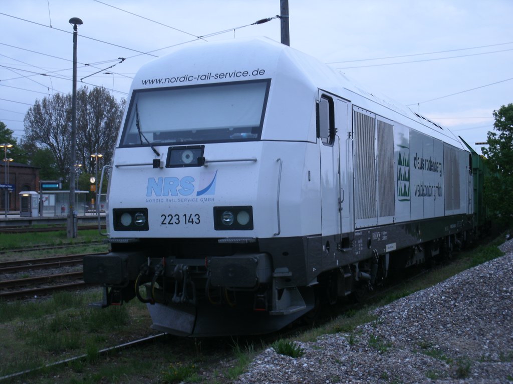 Der Eurorunner 223 143-8 von Nordic Rail Service GmbH stand am 13.Mai 2013,am Abend auf der Ladestrae von Bergen/Rgen.