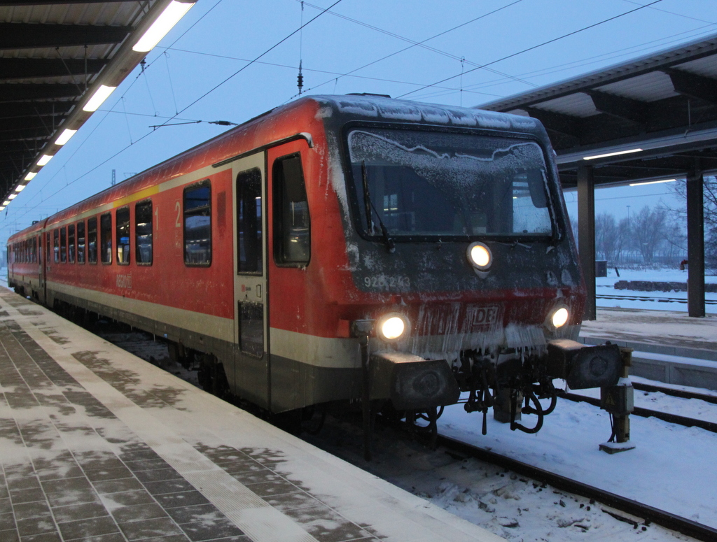 Der ex Kemptener 928 243-4 stand am 09.12.2012 im Rostocker Hbf und fuhr spter zurck zum BW.