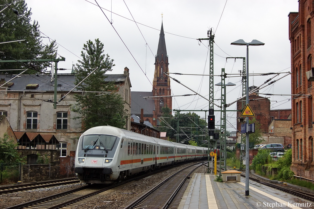 Der IC 2088 von Hamburg Hbf nach Stralsund Hbf fhrt gerade im Schweriner Hbf ein. Geschoben hatte die 101 048-7. 15.07.2011