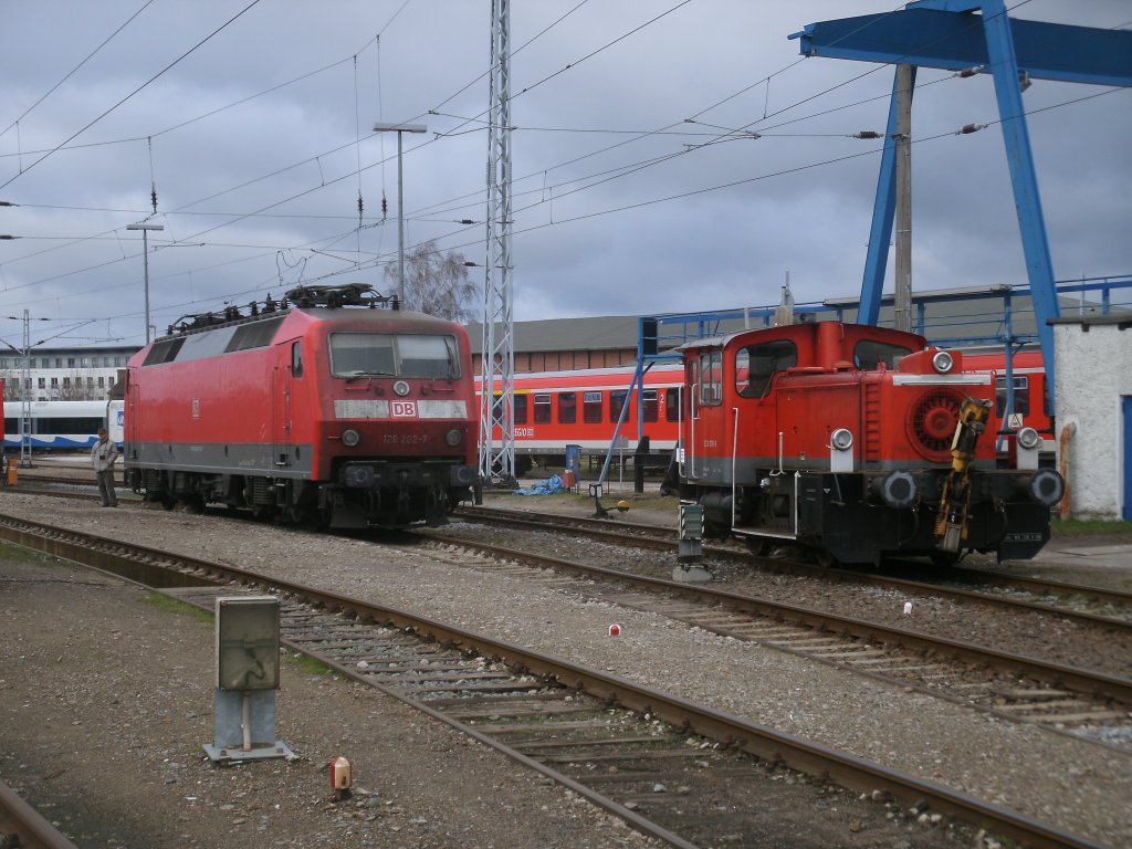 Der kleine Dieselmoppel 333 670 und 120 202,am 17.Dezember 2011,im Heimatbw Rostock. 