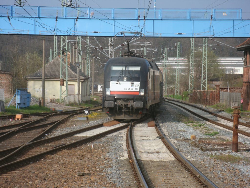 Der Kreidezug aus Klementelvitz,am 25.April 2012,mit dem EGP Taurus ES64U2-002 bei der Einfahrt in Bergen/Rgen.
