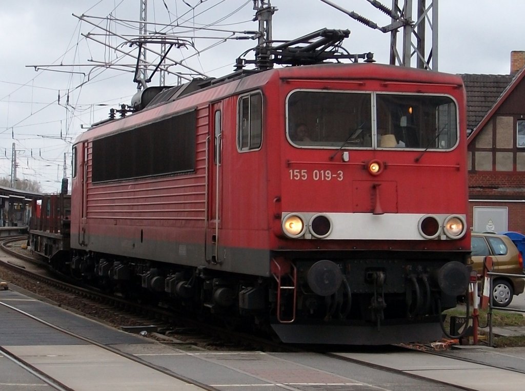 Der Lumpensammler Mukran-Rostock Seehafen verlie mit 155 019 am 09.April 2010 den Bahnhof Stralsund in Richtung Rostock.