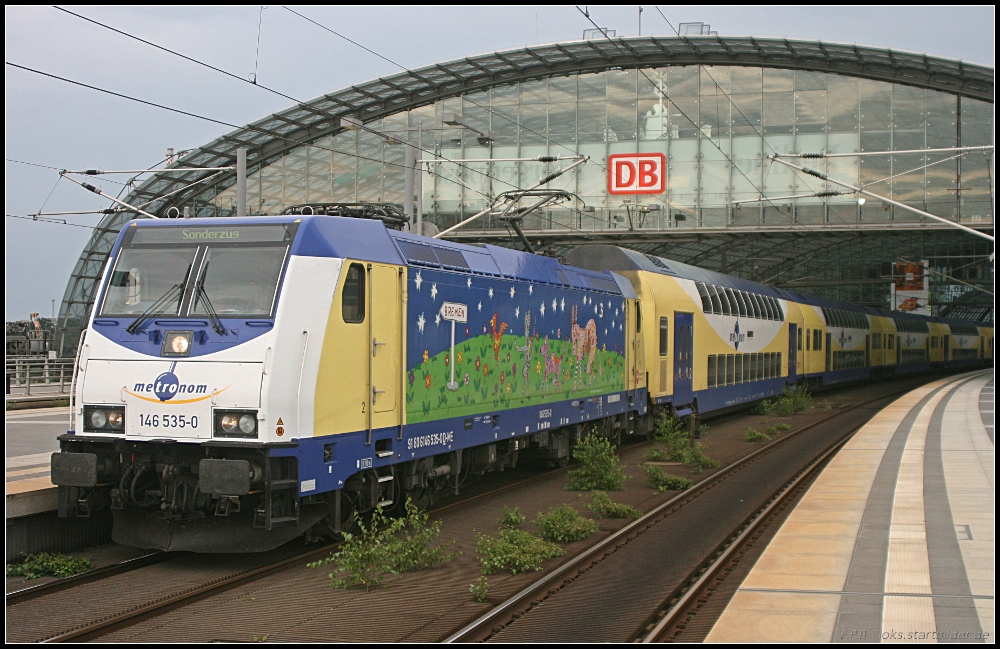 Der metronom-Sonderzug DPN-D 88976 mit 146 535-0  Rizzi  von Bln.-Ostbahnhof macht sich auf den Weg nach Nörten-Hardenberg. Der Tf hatte seine Freude an uns Fotografen. Gruß an ihn zurück (NVR-Nummer 91 80 6146 535-0 D-ME, gesehen Berlin Hauptbahnhof /Lehrter Bahnhof 07.08.2010)