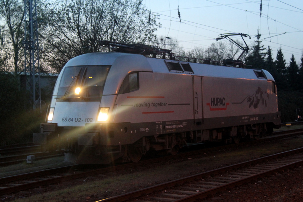 Der Raildox-Taurus ES 64 U2-102 sagte den Fotografen am 05.05.2013 um 04:57 Uhr im Bahnhof Rostock-Bramow Guten Morgen.