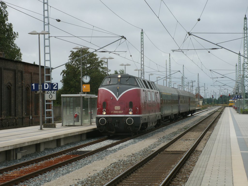 Der Rgenexpress von Lbeck nach Binz kam,am 27.August 2011,mit der Lbecker V200 007 20 Minuten zu spt in Bergen/Rgen an.