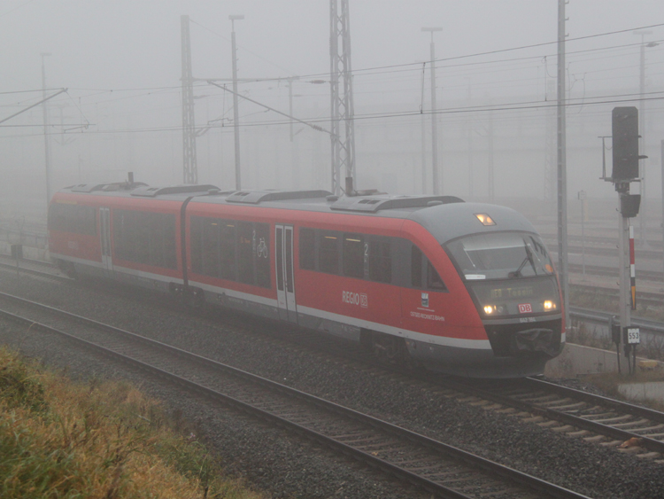 Dichter Nebel ber Rostock:RE8 von Wismar nach Tessin bei der Ausfahrt im Rostocker Hbf.29.10.2011