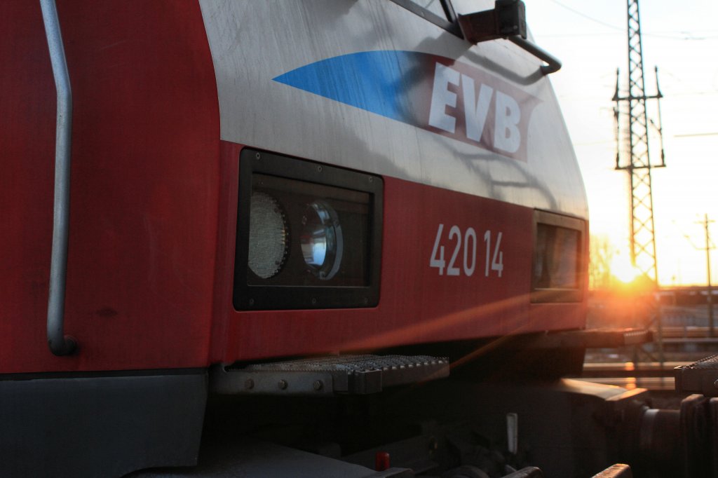 Die Ersten Sonnenstralen Treff auf die Front der evb Logistik 420 14 am 24.03.2013 in Hamburg Waltershof.