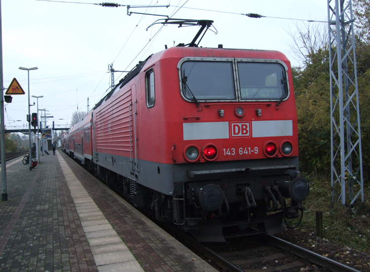Die ex Cottbusser 143 641-9 mit S1 Warnemnde-Rostock Hbf kurz vor der Ausfahrt im Bahnhof Rostock-Bramow.(28.10.10)