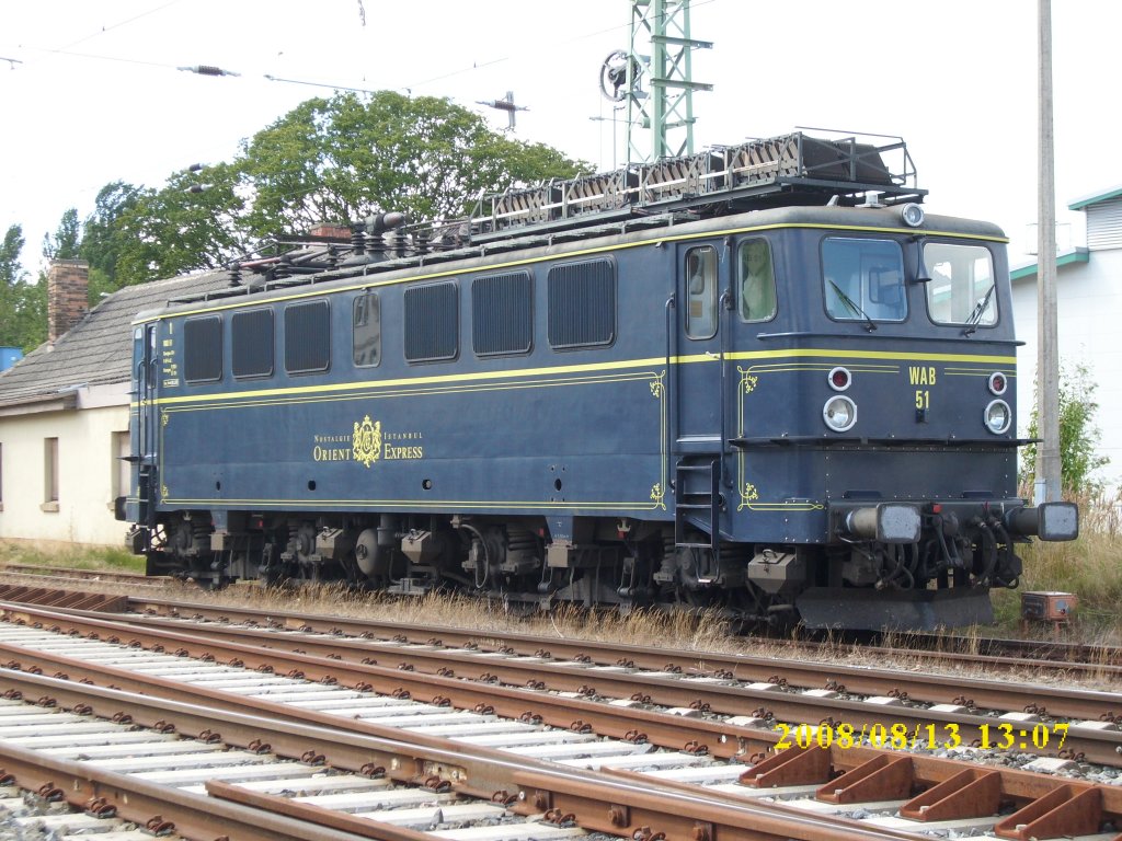 Die frhre 142 157 fhrt bei der WAB unter der Bezeichnug WAB 51.Am 13.August 2008 stand die Lok am ehmaligen Kleinbahnhof in Bergen/Rgen.