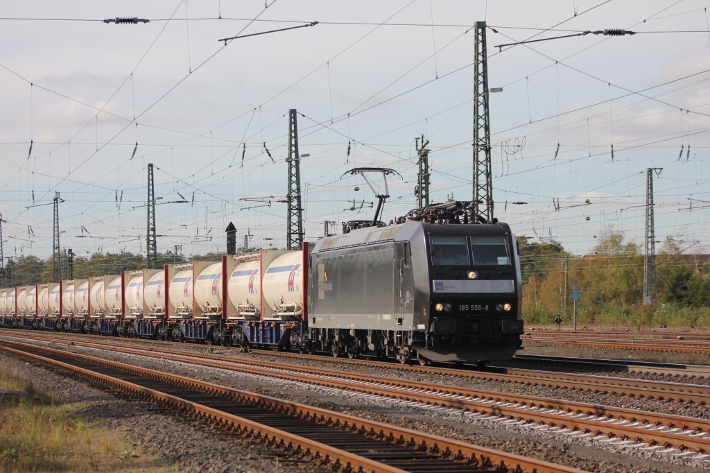 Die MRCE 185 556-8 fuhr am 14.10.2011 fr CTL Logistik und kommt hier Gerade aus Bremen und Durchfhrt den Bahnhof Buchholz(Nordheide) um auf die Gterumgeung zu Fahren in richtung Maschen.