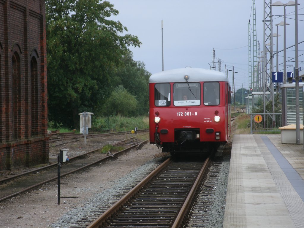 Die Neustrelitzer Ferkeltaxe 172 001/601 ist wieder fr zwei Tage zwischen Bergen und Lauterbach Mole im Einsatz.Am Morgen vom 30.Juli 2011 kam Sie aus Putbus in Bergen an.Am 20.und 21.August 2011 wird die Ferkeltaxe noch einmal auf Rgen sein. 