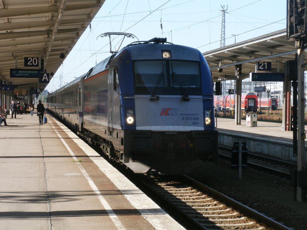 Die polnische 5 370 009 brachte,am 01.Oktober 2011,den EC 43 von Berlin Gesundbrunnen nach Warschau.Aufnahme in Berlin Lichtenberg.