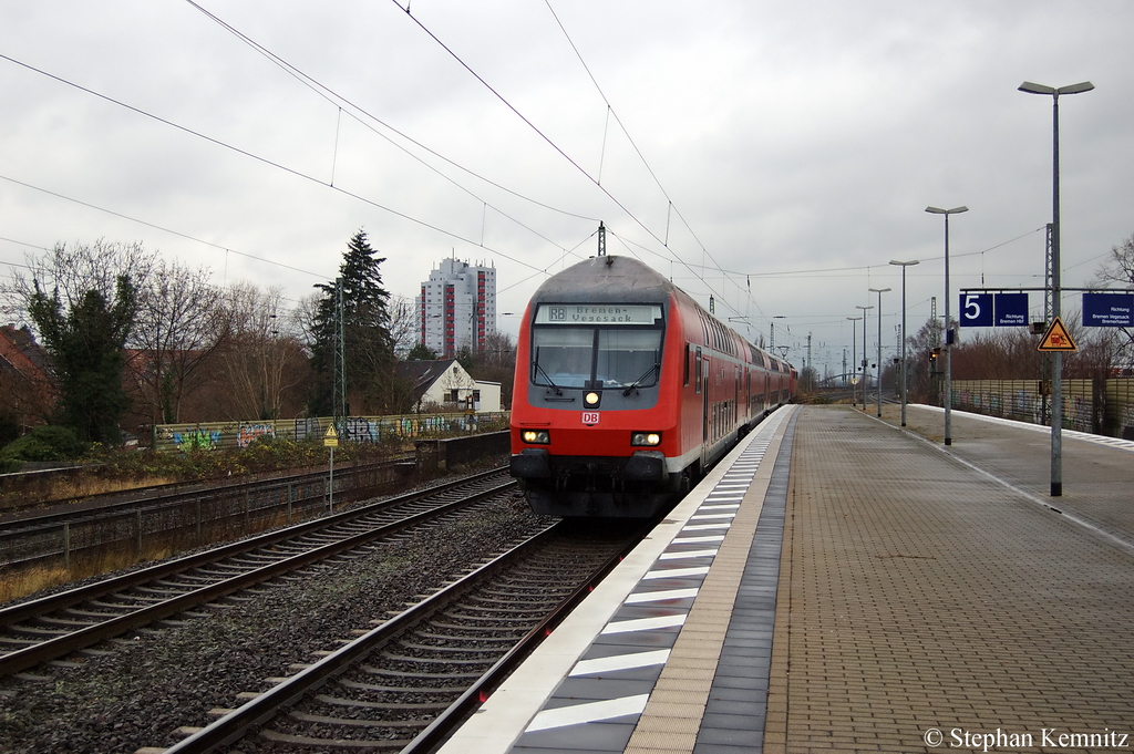 Die RB (RB 28635) von Bremen-Vegesack nach Verden (Aller) in Bremen-Walle und geschoben von der 111 081-6. 06.12.2011