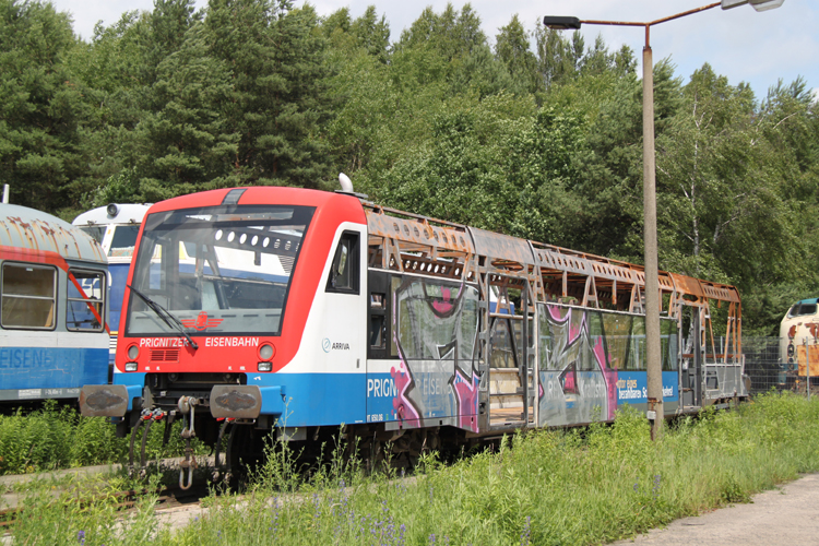 Die Reste vom Triebwagen der Prignitzer Eisenbahngesellschaft(PEG) der im Bahnhof Nassenheide(Oberhavel) in Brand geraten ist.Im Bahnwerk Neustrelitz (Netinera Werke GmbH)Aufgenommen am 17.06.2011