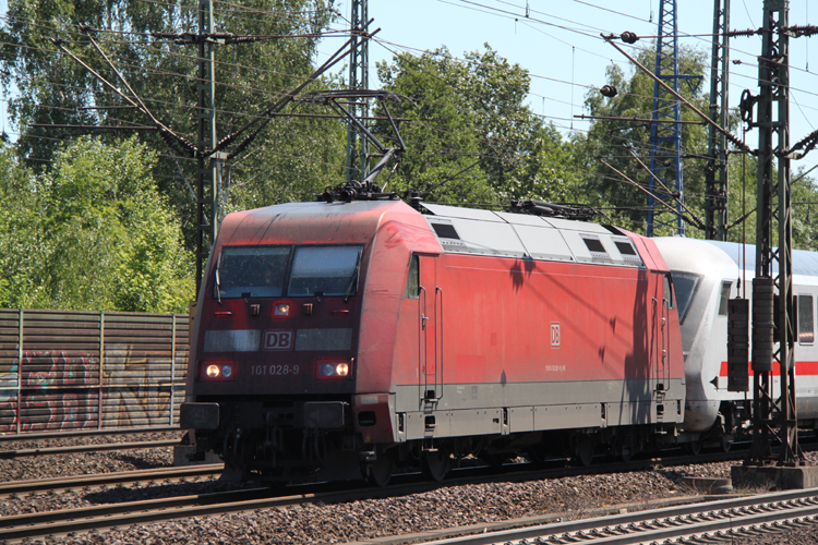 Die schmutzige 101 028-9 mit IC2216 Stuttgart-Stralsund bei der Einfahrt im Bahnhof Hamburg-Harburg.(04.06.2011)