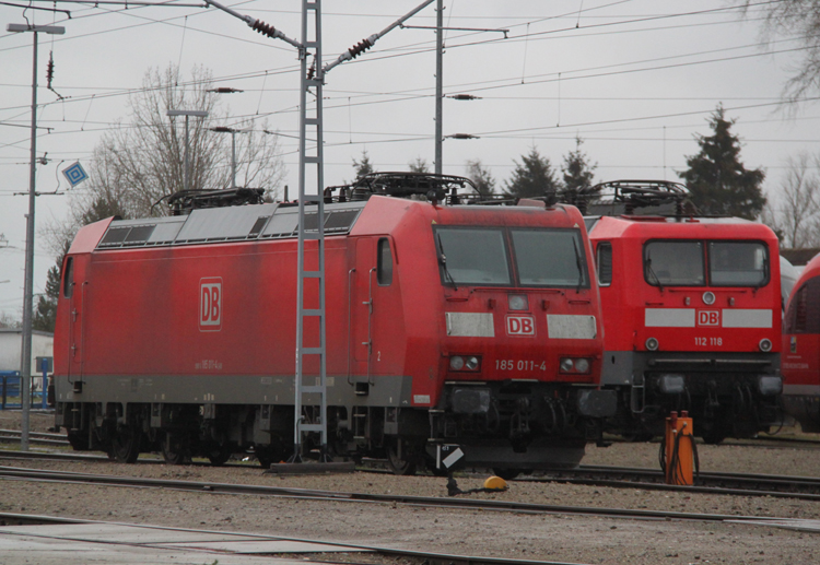 die seltenen Gste werde immer besser:diesmal war 185 011-4 stand im BW Rostock Hbf abgestellt neben an stand 112 118 keiner wollte mit denen auf die Strecke raus.08.01.2012