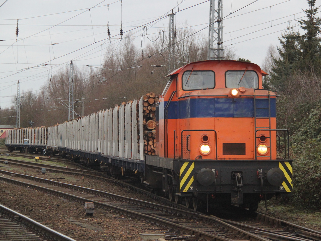 die V60 der Firma Rostocker Fracht-und Fischereihafen GmbH stellte am 29.12.2012 den Holzzug von Rostock-Bramow nach Stendal-Niedergrne im Bahnhof Rostock-Bramow bereit.