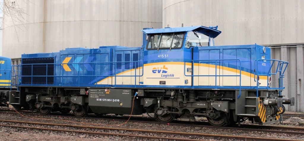 Die zuvor als  Jade-Weser-Bahn  Lok 415 51 ist jetzt als  EVB-Logistic  im neuen Design unterwegs. Gesehen am 08.01.2012 in HH-Dradenau während ihrer Wochenendruhe.