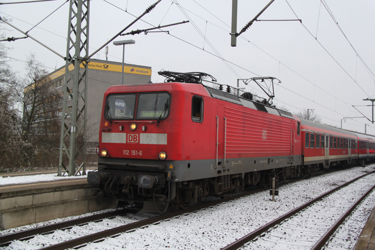 Die Zwillings-Schwester von  120 151-6 mit dem HSV-Sonderzug von Kiel nach Berlin-Charlottenburg kurz nach der Ankunft im Bahnhof Neumnster.28.01.2012