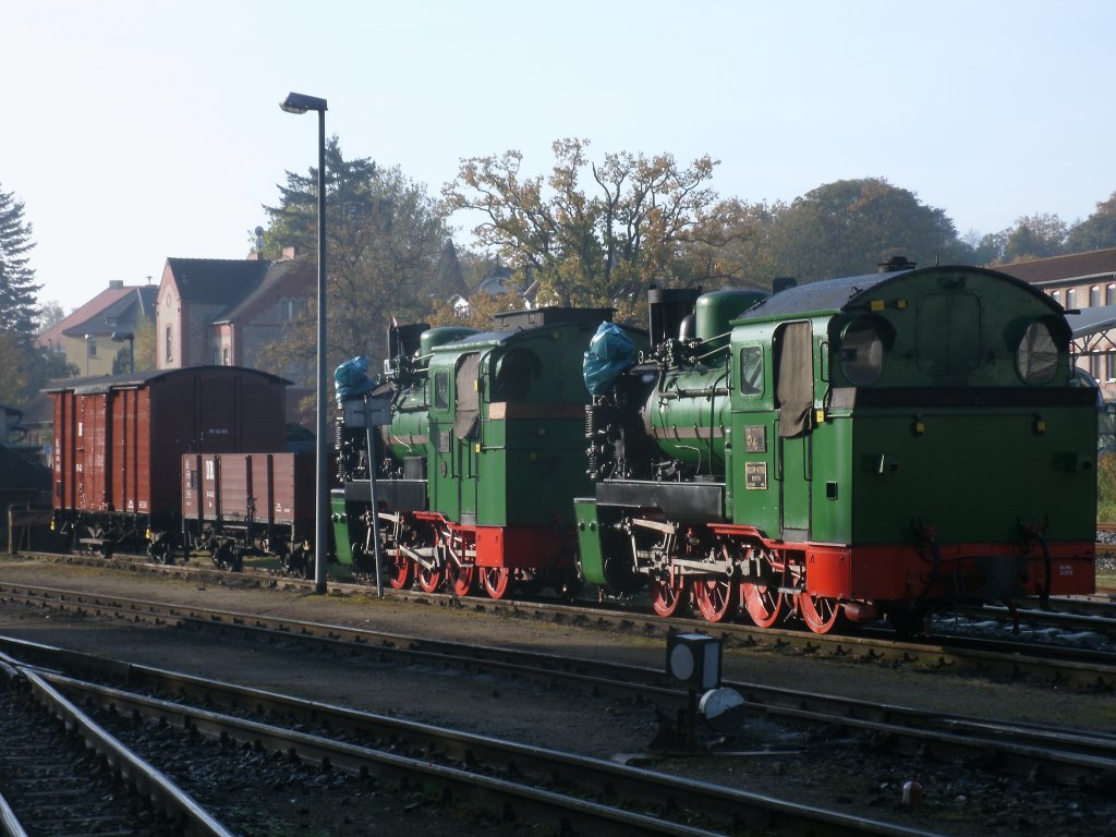 Dies ist kein Gterzug.Am 22.Oktober 2011 stand Mh52 rechts und ihre Schwesterlok Mh53 zusammen mit zwei Gterwagen in Putbus.