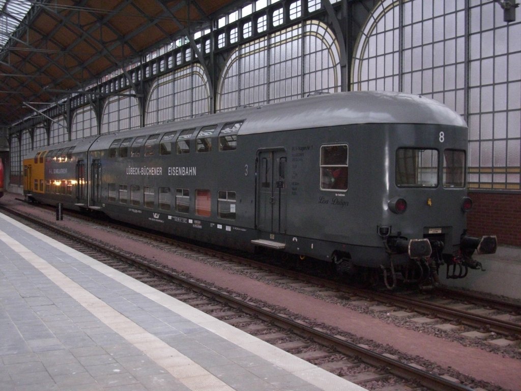 Doppelstockwagen von der Lbeck-Bchener-Eisenbahn abgestellt am 28.November 2009 im Lbecker Hbf.