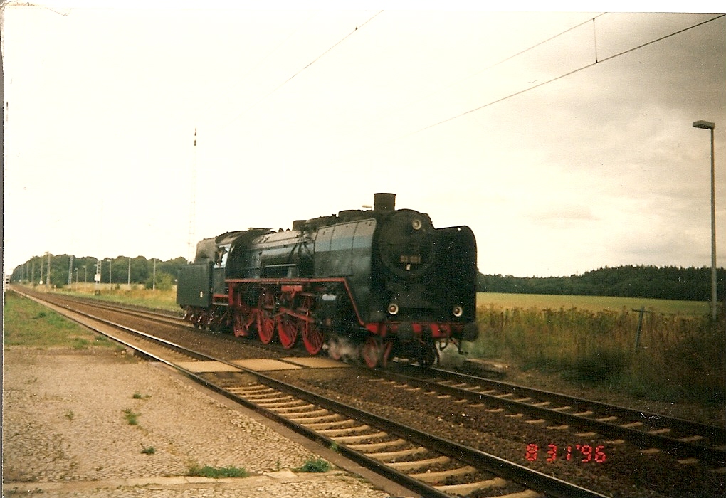 Dresdner 03 001 die sogar im Video  Break it up   von Scooter mitspielt am 31.August 1996 bei der Durchfahrt durch Teschenhagen.