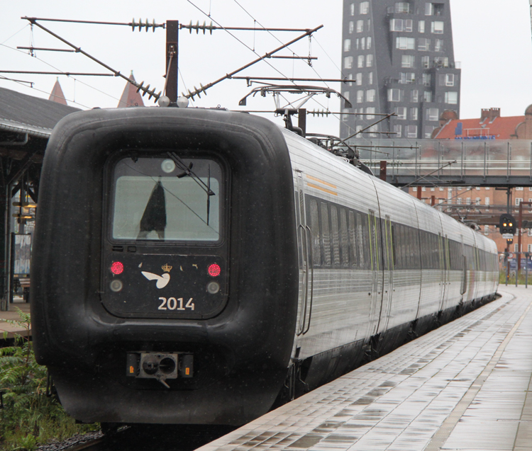 DSB-X31-Gumminase 2014 bei der ausfahrt im Bahnhof sterport.(11.08.2011)