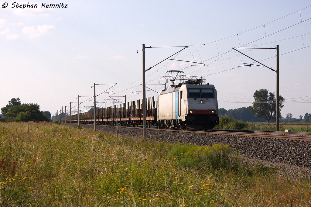 E 186 137 Railpool GmbH fr OHE Cargo GmbH mit einem leeren Holzzug in Vietznitz und fuhr in Richtung Nauen weiter. 05.08.2013
