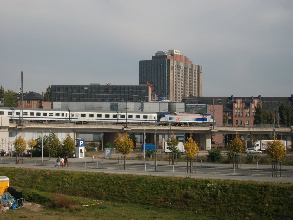 EC 45 Berlin-Warschau mit einer polnischen EU 44 am 09.Oktober 2010 auf der Stadtbahn in Berlin fhrt an der Charite vorbei.